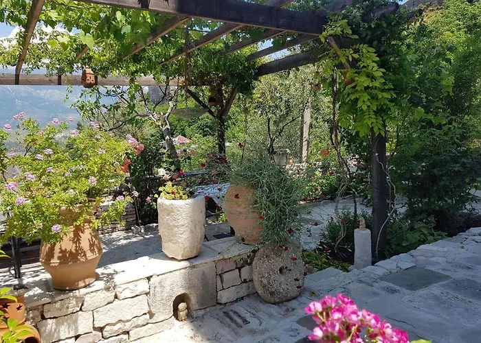 Konaku 3* Gjirokastër